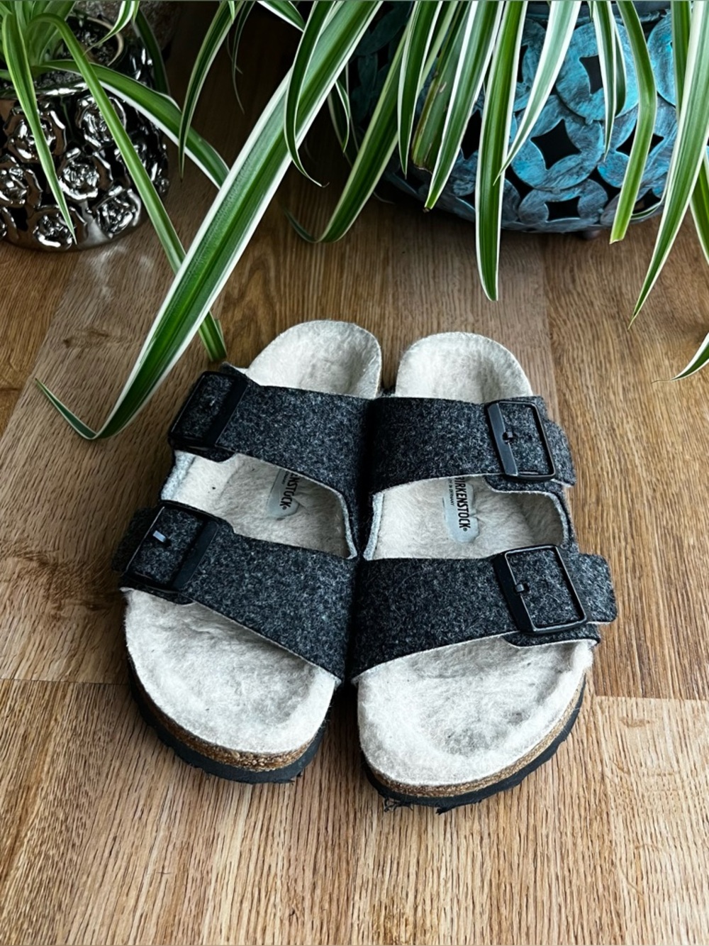 BIRKENSTOCK Arizona Sherling Lined Wool Felt Sandals in Grey
• Size 37